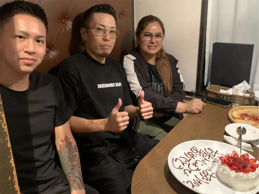 楽しそうに机を座るメンバー